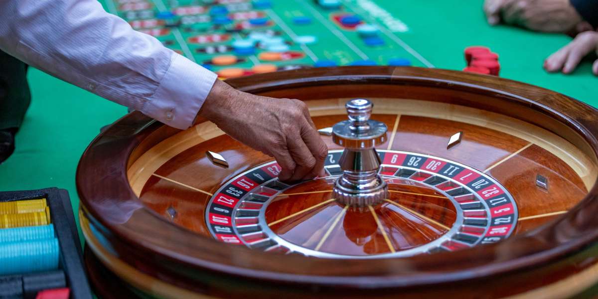Ghidul complet al jocurilor de masă în cazinourile online: De la blackjack la ruletă