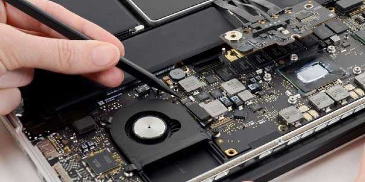 Naprawa Apple i laptopów – kiedy specjalistyczny serwis ma kluczowe znaczenie?